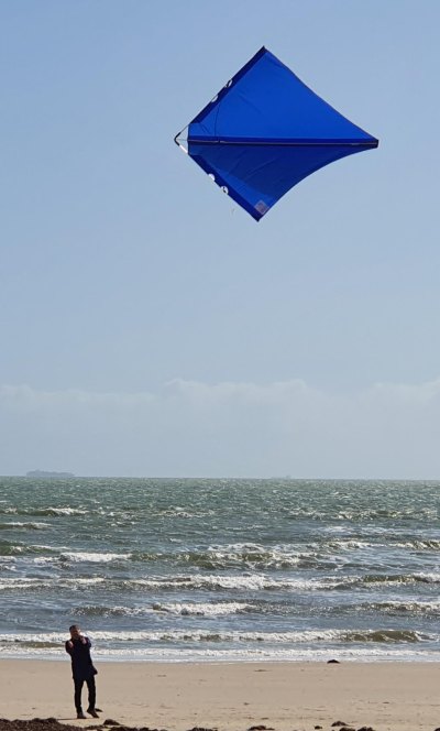The Motorized Stunt Kite - the first stunt kite capable of